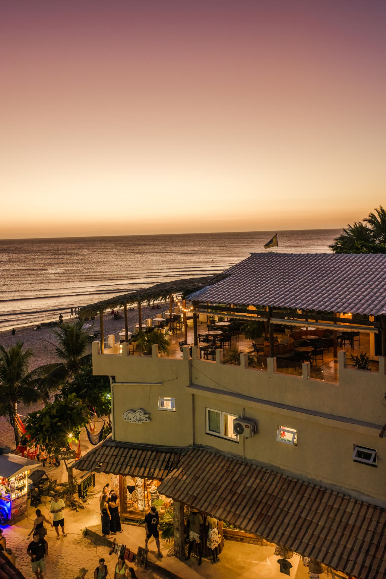 Fachada e terraço da Vila Gallina ao pôr do sol