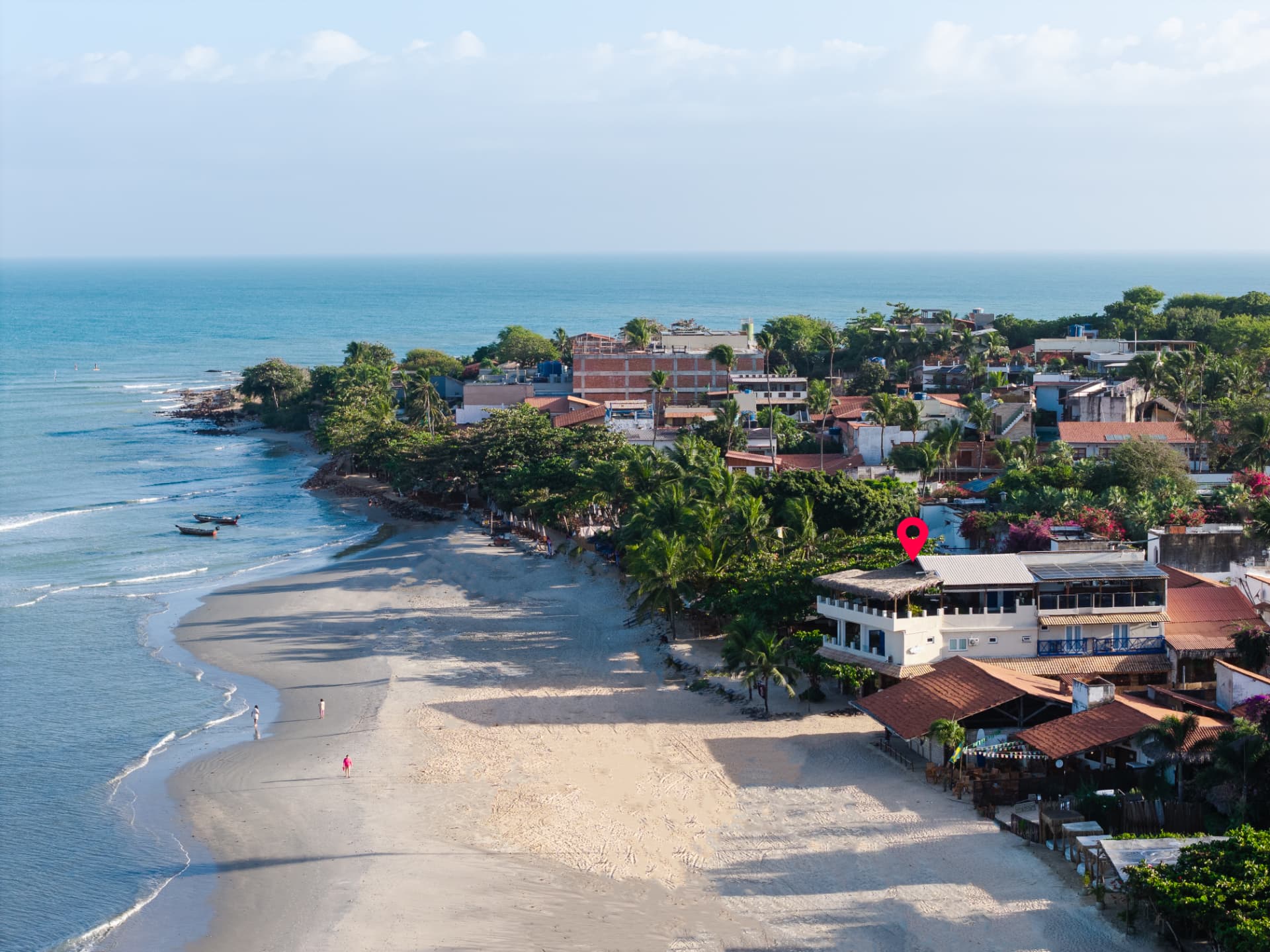Vista aérea da Vila Gallina à beira-mar em Jericoacoara
