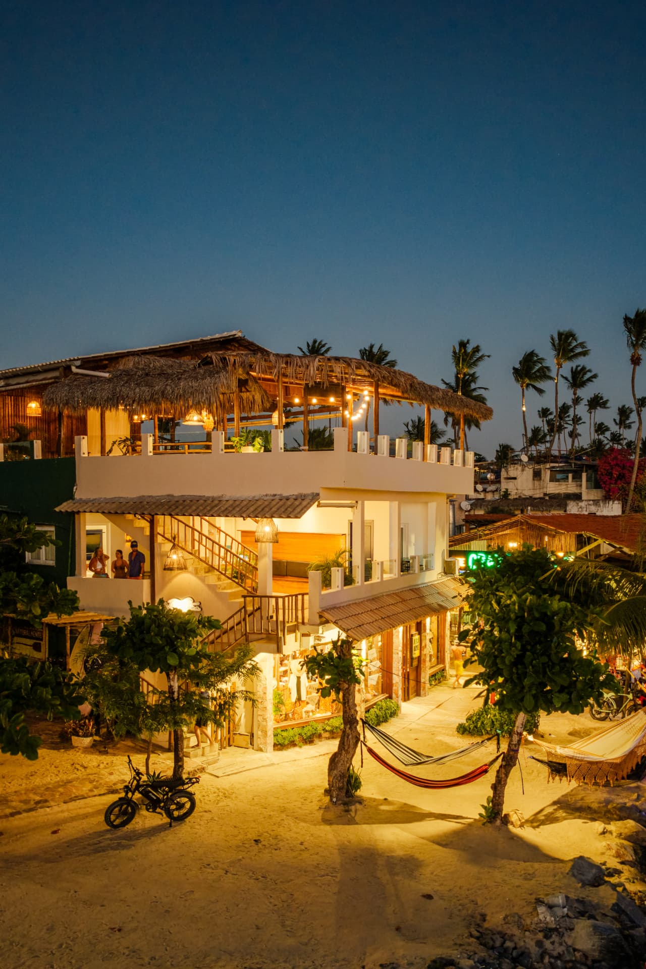 Fachada da Vila Gallina iluminada à noite